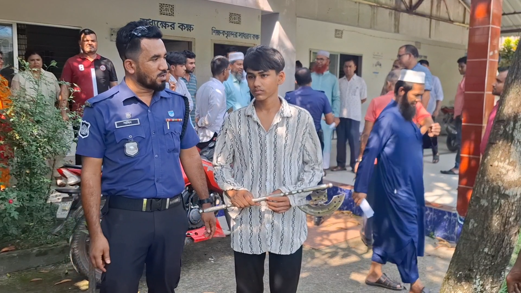 মাদারীপুরে স্কুলে দেশীয় অস্ত্রসহ কিশোর আটক